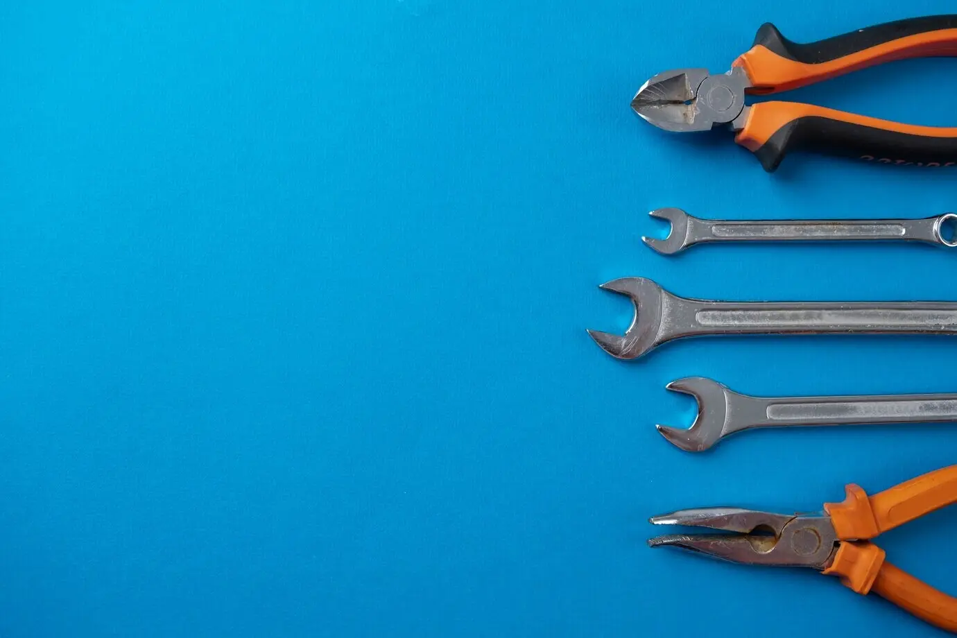 Ansicht von oben zum Internationalen Tag der Arbeit mit Ingenieurwerkzeugen.